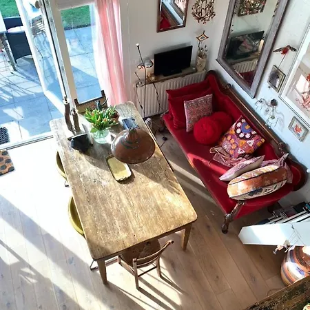 Apartment Kunstzinnige Bungalow In