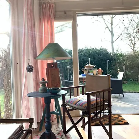 Kunstzinnige Bungalow In Egmond aan den Hoef